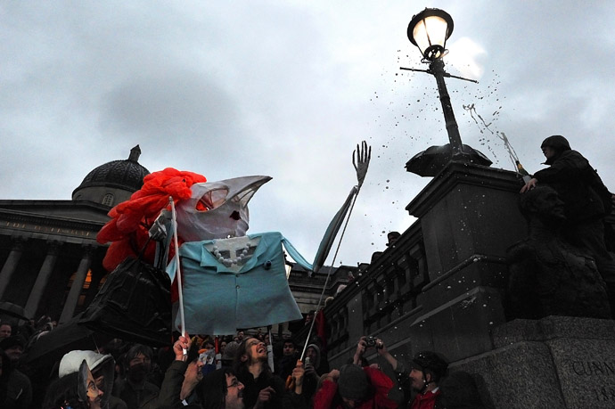 An effigy of late British former prime minister Margaret Thatcher is carried during an anti-Thatcher party celebrating her death in Trafalgar Square in central London on April 13, 2013. (AFP Photo)
