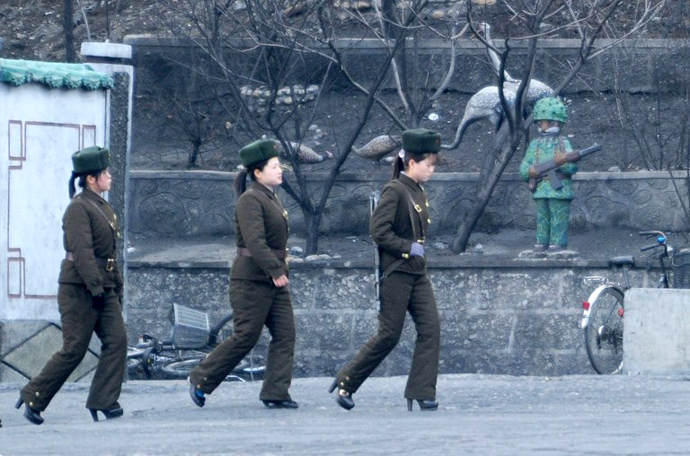 A group of North Korean soldiers patrol along the Yalu River at the North Korean town of Sinuiju on April 11, 2013. (AFP Photo / Wang Zhao)