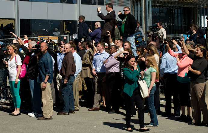 Onlookers and media outside the US.Federal Courthouse as it is evacuated because of a bomb threat April 17, 2013 in Boston.(AFP Photo / Don Emmert)