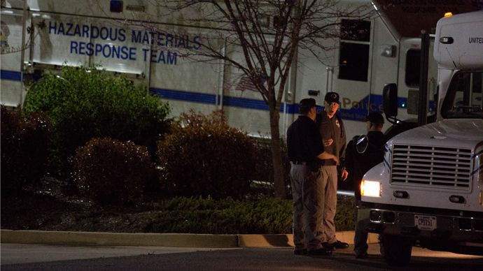 Officials talk outside a mail sorting facility April 16, 2013 in Hyattsville, Maryland (AFP Photo / Drew Angerer)