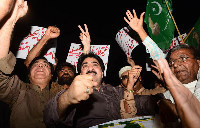 Supporters of former Pakistani president Pervez Musharraf shout slogans against a court order for his arrest during a protest in Lahore on April 18, 2013. (AFP Photo / Arif Ali)