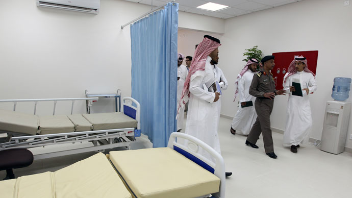The spokesman for the Saudi minister of interior General Mansour Turki (2R) is given a tour alongside other media representatives of a new centre the for the rehabilitation of suspected "terrorists" and potential al-Qaeda recruits in Riyadh on April 9, 2013.(AFP Photo / STR)