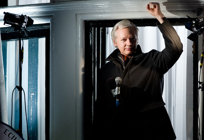 Wikileaks founder Julian Assange gestures as he addresses members of the media and supporters from the window of the Ecuadorian embassy in Knightsbridge, west London on December 20, 2012 (AFP Photo / Leon Neal)