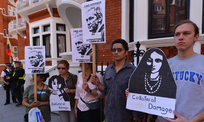 Supporters of Wikileaks founder Julian Assange rally with placards outside Ecuador's embassy in central London on June 20, 2012, where Assange is seeking political asylum as he fights extradition to Sweden over alleged sex crimes (AFP Photo / Carl Court)