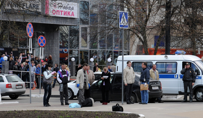 Investigators inspect the body of a victim killed by a gunman in Belgorod, April 22, 2013 (Reuters / Andrei Kaksuslov)
