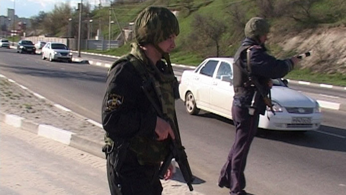 Law enforcement personnel conduct a special operation searching for Sergey Pomazun suspected in shooting spree on Narodny Boulevard in Belgorod which claimed six lives. (RIA Novosti)