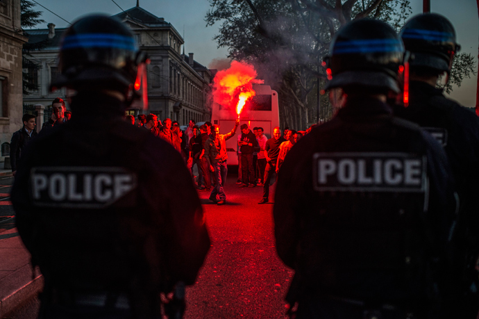 Anti-riot policemen face supporters of anti-gay marriage movement "La Manif Pour Tous" (Demonstration for all !) demonstrate on April 23, 2013 in Lyon, southeastern France (AFP Photo / Jeff Pachoud)