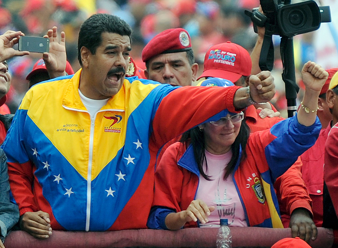 Venezuelan President Nicolas Maduro (L) takes part in a traditional May Day rally in Caracas on May 1, 2013 (AFP Photo / Juan Barreto)