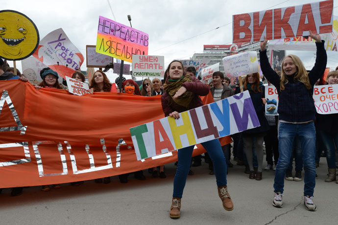 The dancing girlâs sign says: âDanceâ. (RIA Novosti / Alexandr Kryazhev)