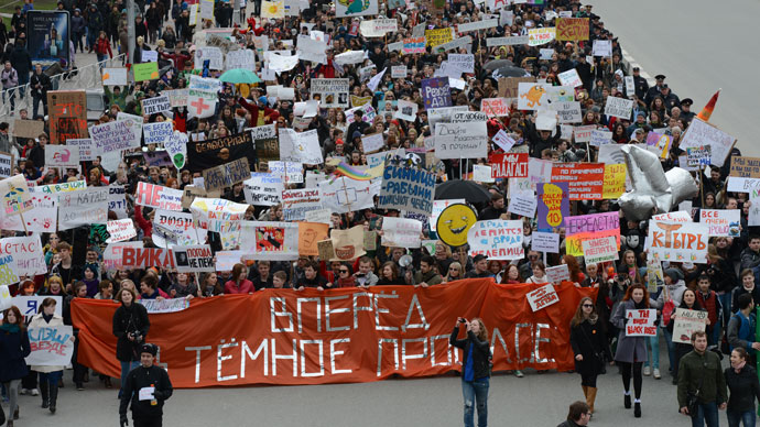 The banner in the front says: âBack to dark pastâ. (RIA Novosti / Alexandr Kryazhev)