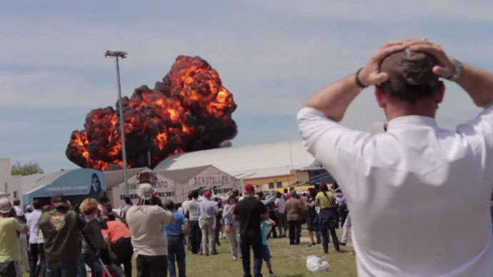 Vintage plane crashes outside Madrid at aerobatics show (VIDEO)