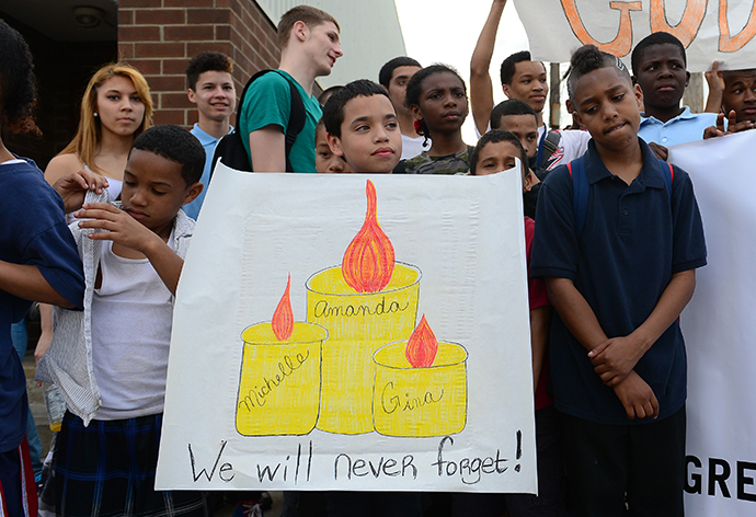 Young residents come to show their support near the house where three women were held captive for a decade, May 7, 2013 in Cleveland. (AFP Photo / Emmanuel Dunand)