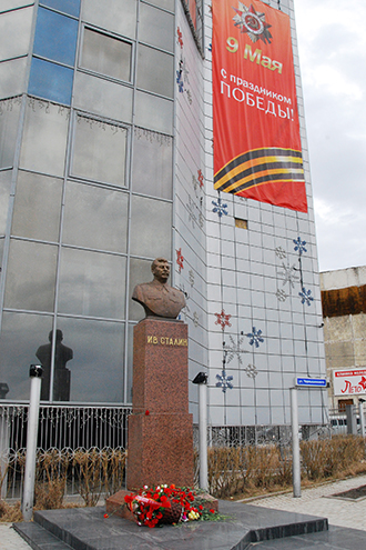 A monument to Joseph Stalin is unveiled in Yakutsk before Victory Day. (RIA Novosti / Bolot Botchkarev)