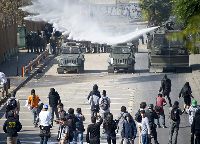Students clash with riot police during a protest to demand Chilean President Sebastian Pinera's government to improve the public education quality, in Santiago, on May 8, 2013. (AFP Photo / Martin Bernetti)