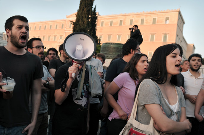 Protesters shout as they demonstrate in front of the parliament in Athens on April 28, 2013. Greek trade unions staged a protest ahead of a parliament vote on a bill that would spur unprecedented public sector job cuts to meet conditions set by Athens' creditors for billions in bailout loans. (AFP Photo)