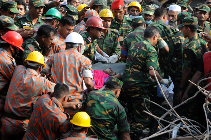 Bangladeshi rescuers retrieve garment worker Reshma from the rubble of a collapsed building in Savar on May 10, 2013, seventeen days after the eight-storey building collapsed. (AFP Photo)