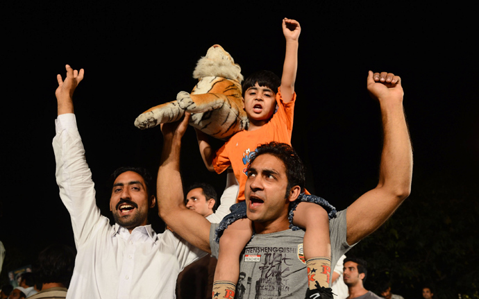 Supporters of former Pakistani Prime Minister and head of the Pakistan Muslim League-N (PML-N) Nawaz Sharif, cheer as they listen to Sharif outside his residence after his party victory in general election in Lahore on May 11, 2013 (AFP Photo / Arif Ali)