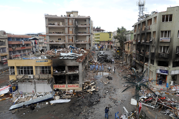 Officers work on May 12, 2013 on a street damaged by a car bomb explosion which went off on May 11 in Reyhanli in Hatay, just a few kilometres from the main border crossing into Syria (AFP Photo / Bulent Kilic)
