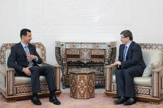 Syrian President Bashar al-Assad (L) during a meeting with Turkish Foreign Minister Ahmet Davutoglu in Damascus on March 7, 2010 (AFP Photo / Sana)