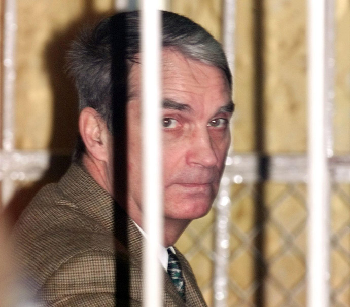 U.S. businessman Edmond Pope sits behind bars during a closed-door spy trial against him in Moscow, 01 December 2000. (AFP/AP Pool)