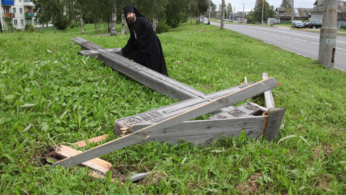 Hegumen Feodosy, the Dean of the Alexander Nevsky Church of the Metochion of the St Artemy Monastery of Verkola, at a worship cross, dedicated to the memory of victims of political repressions in Arkhangelsk, cut down by unidentified vandals. (RIA Novosti)