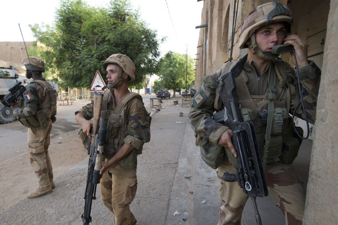 French soldiers take position during a false alert by the population signaling the presence of MUJAO (Movement for Oneness and Jihad in West Africa) members in a street in Gao on April 13, 2013. (AFP Photo / Joel Saget)