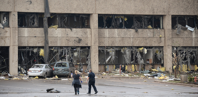 People look at the damage in the parking lot of Moore Hospital after a tornado struck Moore, Oklahoma, May 20, 2013 (Reuters / Gene Blevins)