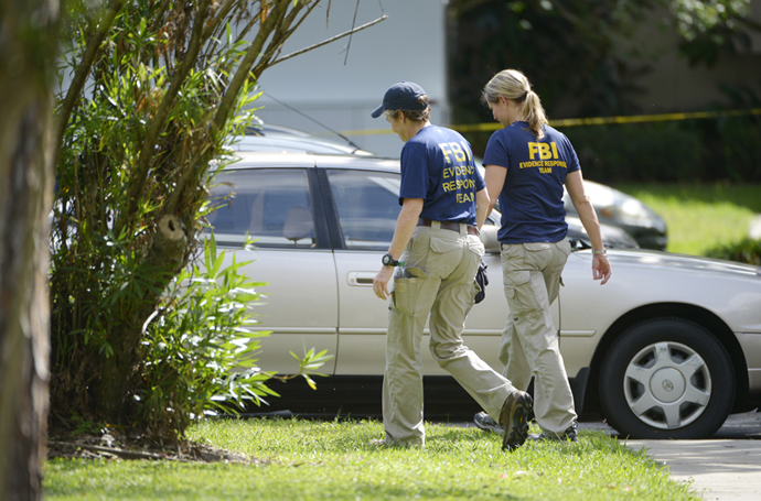 FBI personnel walk through the complex surrounding the apartment, where Ibragim Todashev, 27, was shot and killed by FBI, in Orlando, Florida, May 22, 2013. (Reuters / Phelan Ebenehack)