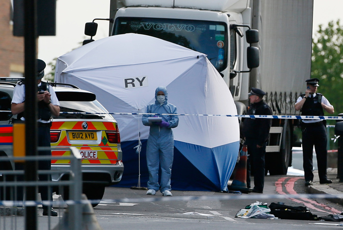 A police forensics officer investigates a crime scene where one man was killed in Woolwich, southeast London May 22, 2013 (Reuters / Stefan Wermuth)