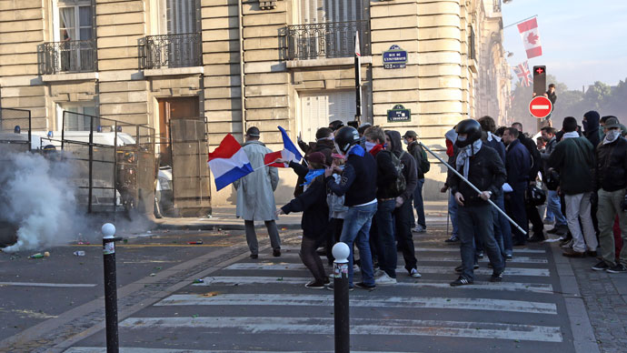 Far-right protesters face riot policemen on May 26, 2013 in Paris.(AFP Photo / Thomas Samson)
