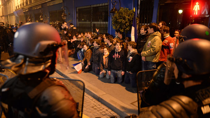 Protesters gather and sit on the ground as riot police surround them on May 26, 2013 in Paris.(AFP Photo / Eric Feferberg)