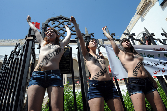 Three activists from the Femen feminist group, demonstrate in front of the justice Palace in Tunis, on May 29, 2013, before being arrested (AFP Photo / Fethi Belaid) 