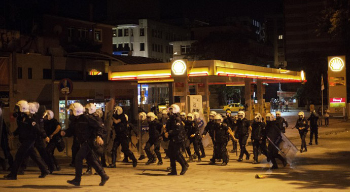 Turkish riot police take position in central Ankara on June 11, 2013 during running battles with demonstrators. (AFP Photo / Marco Longari)