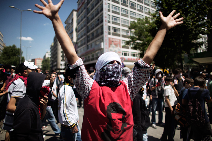 A Turkish demonstrator raises his hands during a protest held in front of the Prime Minister's office in central Ankara on June 4, 2013 (AFP Photo / Marco Longari)
