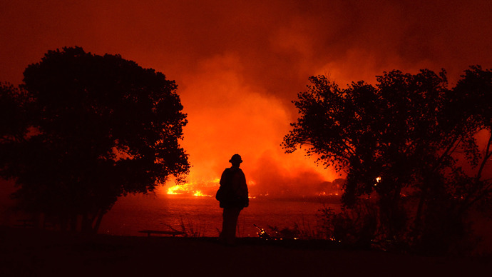 Thousands evacuated as huge wildfires roar uncontained in California, New Mexico (PHOTOS)