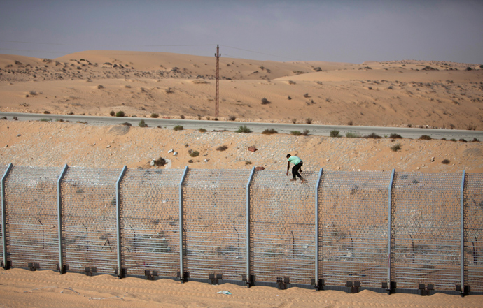 A labourer works on the border fence between Israel and Egypt near the Israeli village of Be'er Milcha (Reuters / Nir Elias)