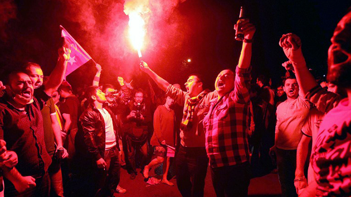 Anti-government protesters shout slogans and wave Turkish national flags during a demonstration in central Ankara June 6, 2013 against the Islamic-rooted government of Prime Minister Recep Tayyip Erdogan. (AFP Photo / Adem Altan)