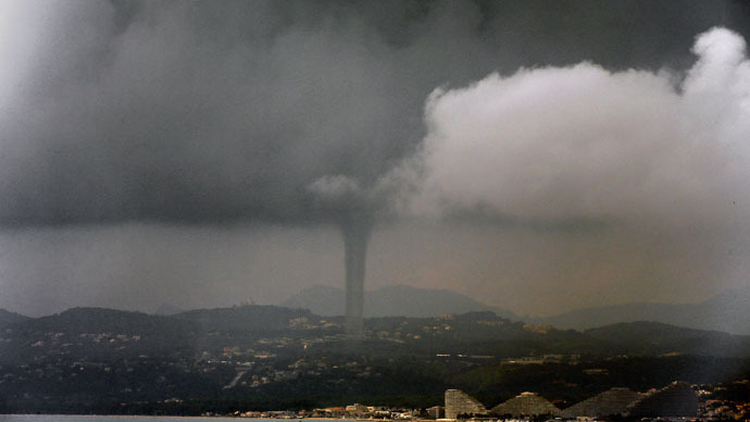 Tornadic waterspout rips through the South of France (VIDEO)