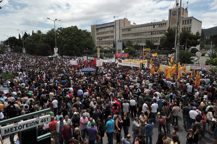 Thousands of people gather outside the ERT greek state television headquarters, during a 24-hour strike to support of the ERT employees and the state television status in Athens on June 13, 2013 (AFP Photo / Louisa Gouliamaki)