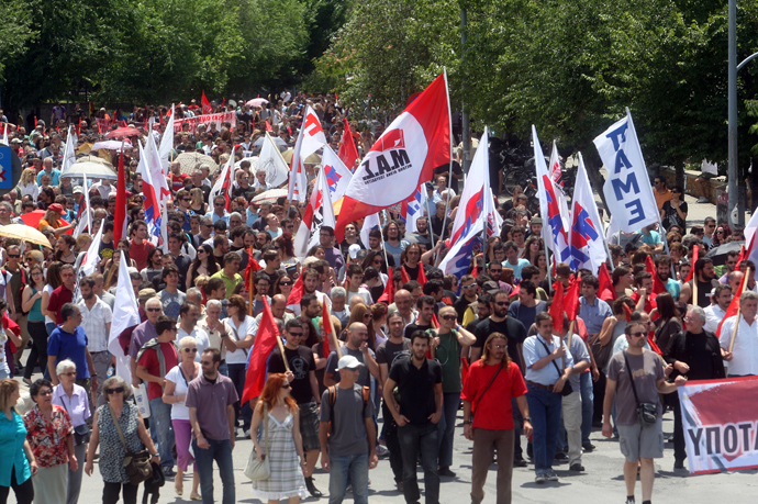 Demonstators take part in a rally in Thessaloniki on June 13, 2013, during a 24-hour strike over the government's sudden ERT shutdown as part of sweeping cost-cutting measures and to call to reverse the controversial lockup (AFP Photo / Sakis Mitrolidis)