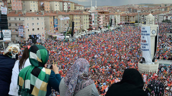 Supporters of Turkey's Prime Minister Tayyip Erdogan watch a rally organized by the ruling Justice and Development Party in Ankara June 15, 2013.(Reuters / Stringer)