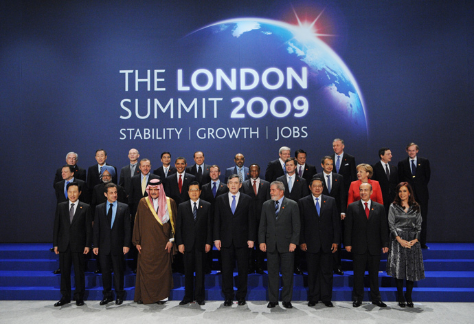 G20 leaders pose for a family photo during the G20 summit at the ExCel centre, in east London, on April 2, 2009 (AFP Photo / Eric Feferberg)