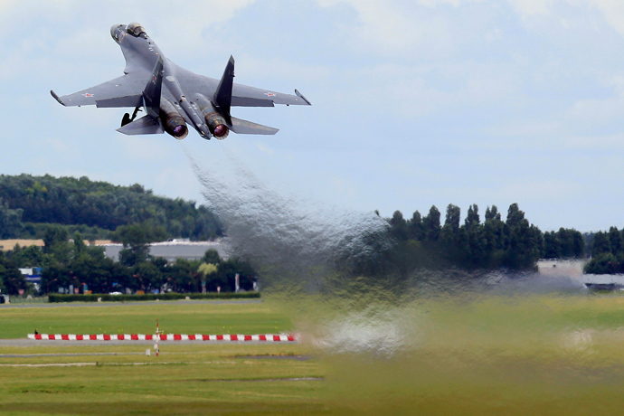 A Sukhoi Su-35 fighter takes off during a flying display, two days before the Paris Air Show, at the Le Bourget airport near Paris, June 15, 2013 (Reuters / Pascal Rossignol)