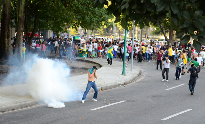 Protestors clash with riot police outside of Maracana stadium during the FIFA 2013 Confederation Cup football match between Mexico and Italy in Rio de Janeiro, Brazil on June 16, 2013 (AFP Photo / Tasso Marcelo)