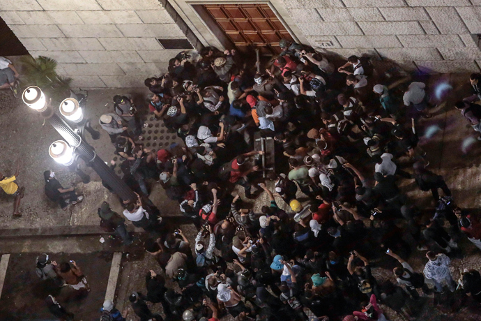 Students try to break down a door of the City Hall building in Sao Paulo, Brazil on June 18, 2013 (AFP Photo / Miguel Schincariol)