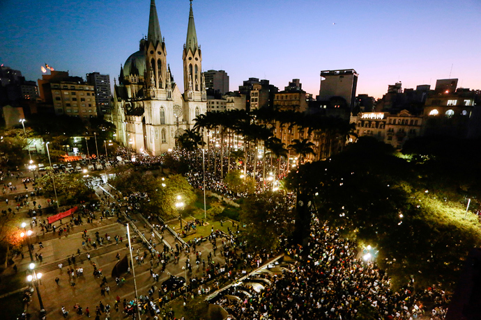 Students take part in a demonstration at Praca da Se, in Sao Paulo, Brazil on June 18, 2013 (AFP Photo / Miguel Schincariol)
