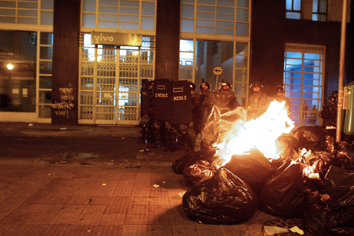 Riot polce take positions during a protest in Sao Paulo, Brazil on June 18, 2013 (AFP Photo / Daniel Guimaraens)