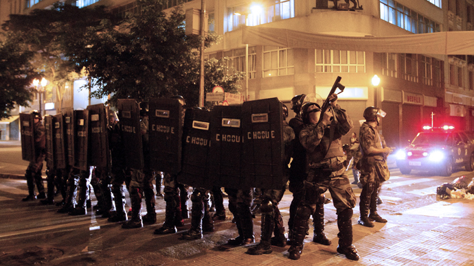 Riot polce take positions during a protest in Sao Paulo, Brazil on June 18, 2013 (AFP Photo / Daniel Guimaraens)