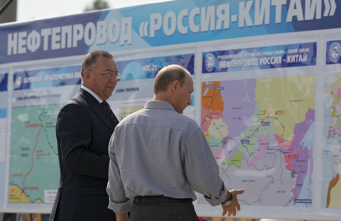 Vladimir Putin (R) examining stands with updates on the construction of the East Siberia-Pacific Ocean (ESPO) oil pipeline and the export route from Russia to China (RIA Novosti / Alexei Druzhinin)