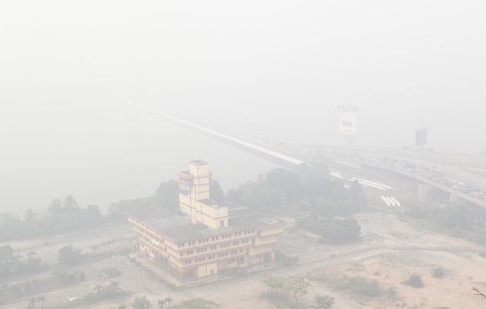 Haze covers the JohorâSingapore Causeway in Johor Bahru, southern Malaysia on June 20, 2013 as acrid odour of burnt wood and grass could be smelled in living rooms and bedrooms across Singapore as well as inside the air-conditioned trains of Singapore's metro system. (AFP Photo)